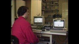 Ein Schüler sitzt vor zwei Computer-Bildschirmen (Archivbild).  