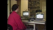 Ein Schüler sitzt vor zwei Computer-Bildschirmen (Archivbild).  
