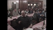 SPD-Mitglieder sitzen an einer Tafel in einem Gasthaus (Archivbild).  