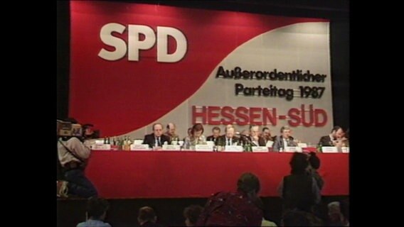 Eine Bühne auf den außerordentlichen SPD-Parteitag in Hessen-Süd (Archivbild).  