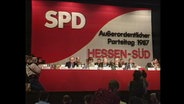 Eine Bühne auf den außerordentlichen SPD-Parteitag in Hessen-Süd (Archivbild).  