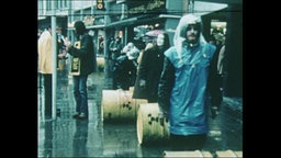 Demonstrierende rollen gelbe Fässer durch die Stadt (Archivbild).  