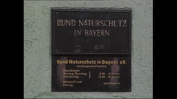 Schilder mit der Aufschrift "Bund Naturschutz in Bayern" (Archivbild).  