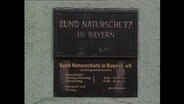 Schilder mit der Aufschrift "Bund Naturschutz in Bayern" (Archivbild).  