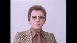 Ein Mann im Anzug im Panorama-Studio (Archivbild).  