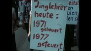 Ein Demo-Plakat mit der Aufschrift "Junglehrer heute: 1971, geheuert 1977 gefeuert" (Archivbild).  