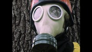 Eine Puppe trägt Schutzmaske- und Helm (Archivbild).  