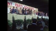 Parteimitglieder stehen auf einer Bühme beim Kongress der sozialistischen Partei Frankreichs (Archivbild).  