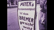 Demonstrations-Plakat mit der Aufschrift "Meyer´s Anzeigenmonopol tut dem Bremer gar nicht wohl" (Archivbild).  