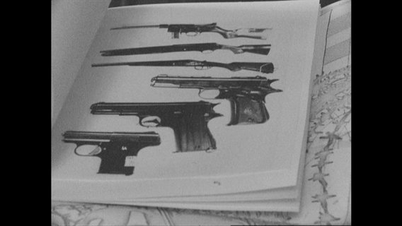 Aufnahmen von Waffen in einem RAF-Beweismittel-Katalog der Bundesanwaltschaft(Archivbild).  
