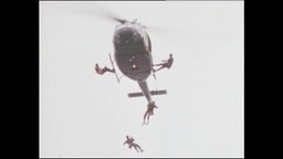 Einsatzkräfte der Sondereinheit GSG9 seilen sich aus einem Hubschrauber in der Luft ab (Archivbild).  