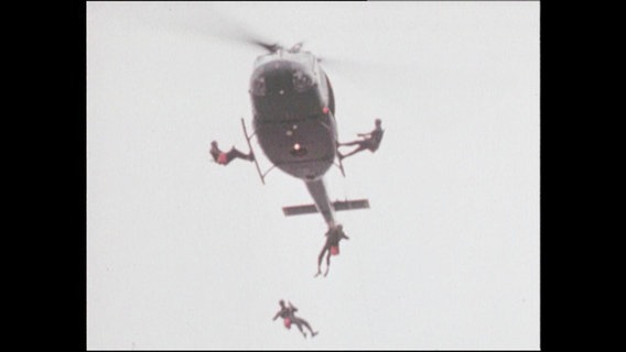 Einsatzkräfte der Sondereinheit GSG9 seilen sich aus einem Hubschrauber in der Luft ab (Archivbild).  
