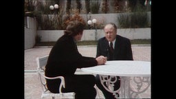 Österreichs Bundeskanzler Kreisky sitzt mit einem Reporter an einem Tisch (Archivbild).  