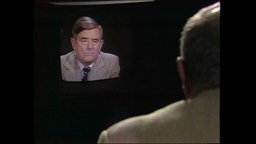 Der Panorama-Reporter blickt im Studio auf einen Bildschrim, in dem Golo Mann zu sehen ist (Archivbild).  