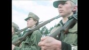 Junge Männer stehen in militärischer Uniform nebeneinander (Archivbild).  