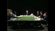 Eine Expertenrunde sitzt im Panorama-Studio an einem Tisch (Archivbild).  