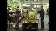 Zwei Männer stehen in einer Fabrikhalle (Archivbild).  
