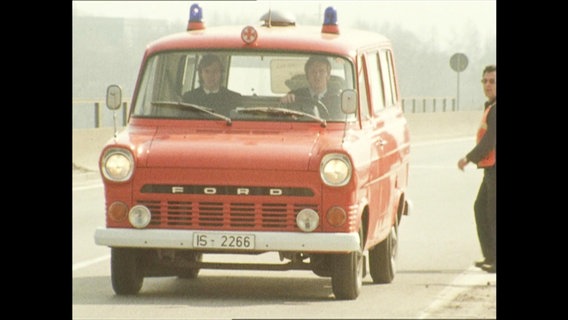 Ein roter Krankenwagen auf dem Weg zur Unfallstelle (Archivbild).  