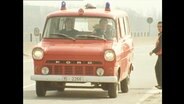 Ein roter Krankenwagen auf dem Weg zur Unfallstelle (Archivbild).  