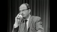Gert von Paczensky telefoniert (Archivbild).  