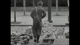 Ein Soldat steht vor den Grundsteinen der Berliner Mauer (Archivbild).  