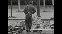 Ein Soldat steht vor den Grundsteinen der Berliner Mauer (Archivbild).  