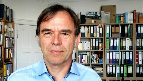 Hermann-Josef Tenhagen, Chefredakteur von Finanztip, in einer Videoschalte zum Thema Zahnzusatzversciherungen.  