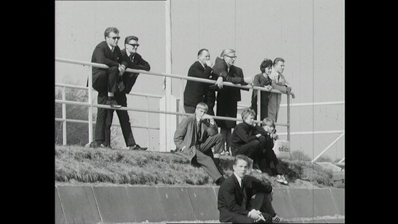 Zuschauer bei einem Amateursportevent (Fußball) in Leck 1965 auf den Traversen des Stadions  