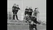 Zuschauer bei einem Amateursportevent (Fußball) in Leck 1965 auf den Traversen des Stadions  