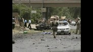 Soldaten auf der Straße nach einer Explosion  
