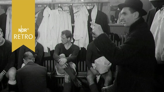 Trainer Helmut Ullmann bei der Kabinenansprache in der Halbzeitpause von Holstein Kiel (1965)  