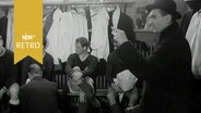 Trainer Helmut Ullmann bei der Kabinenansprache in der Halbzeitpause von Holstein Kiel (1965)  