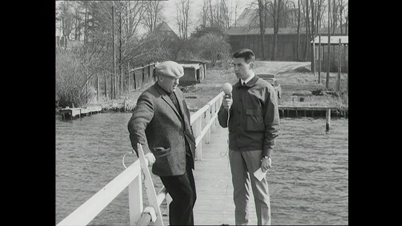 Rudertrainer Karl Adam in Ratzeburg bei einem Interview auf einem Rucersteg (1965)  