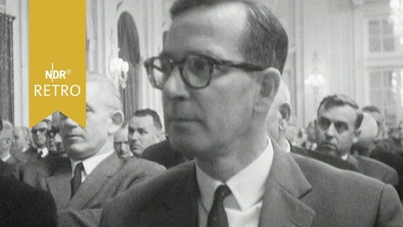 Zahlreiche Männer lauschen beim "Deutschen Baumeistertag 1965" in Hamburg einem Vortrag  