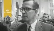 Zahlreiche Männer lauschen beim "Deutschen Baumeistertag 1965" in Hamburg einem Vortrag  