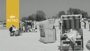 Gut belegte Strandkörbe an einem Nordseestrand 1965  