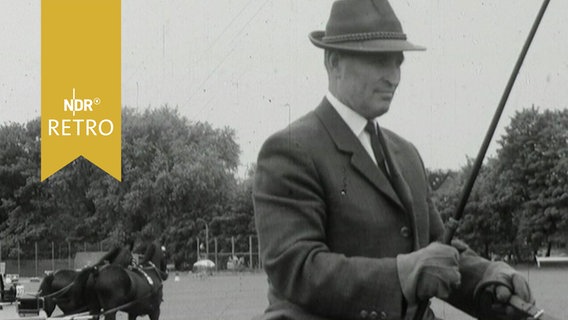 Kutscher auf dem Bock vor dem Hamburger Fahrderby 1965  