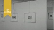 Ausstellungsraum mit Grafiken an den Wänden  