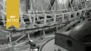 Skelett eines Bootsrumpfes in einer Werft (1965)  