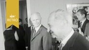 Hamburgs Erster Bürgermeister Paul Nevermann neben seinem Nachfolger Herbert Weichmann (1965)  