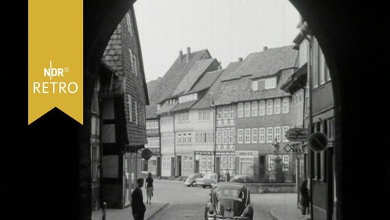 Alte Häuser im Stadtkern von Duderstadt, durch einen Torbogen gesehen  