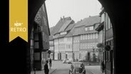 Alte Häuser im Stadtkern von Duderstadt, durch einen Torbogen gesehen  