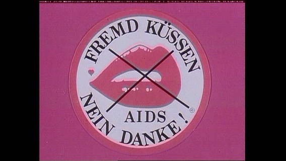 Ein Plakat mit der Aufschrift: Fremd küssen, nein Danke, Aids  
