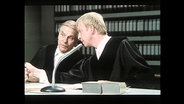 Zwei Schauspieler in Richterrobe  