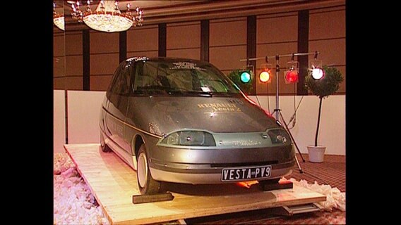 Ein Auto wird ausgestellt und angestrahlt  