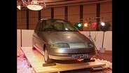 Ein Auto wird ausgestellt und angestrahlt  