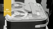 Ein tragbares Tonbandgerät als Neuheit auf der Hannover-Messe 1964  