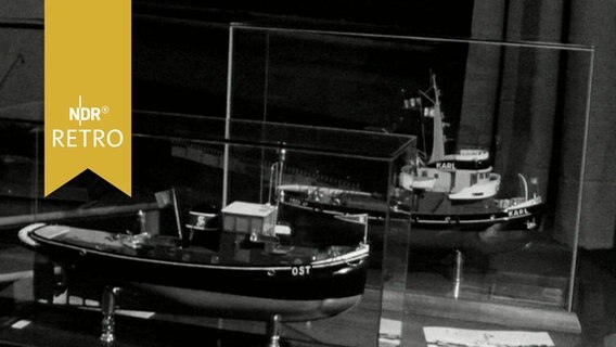 Modellschiffe in Vitrinen einer Ausstellung 1964  