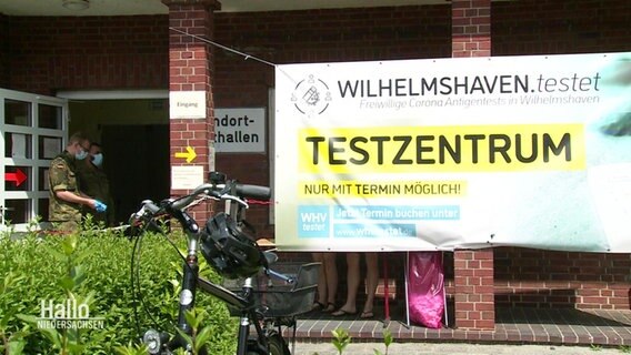 Ein Banner hängt vor dem Wilhelmshavener Testzentrum der Bundeswehr.  
