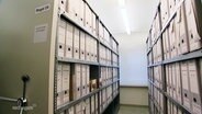 Ein Stasi-Archiv voller Aktenordner.  